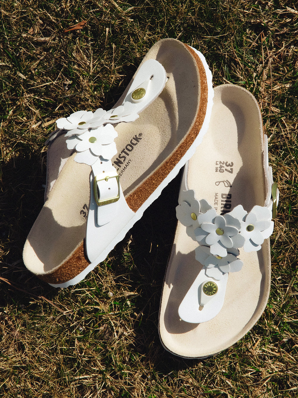 WOMENS BIRKENSTOCK GIZEH FLOWER LEATHER SANDALS - WHITE