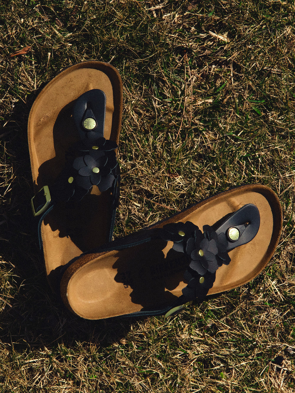 WOMENS BIRKENSTOCK GIZEH FLOWER LEATHER SANDALS - BLACK