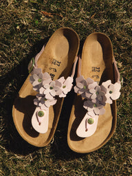 WOMENS BIRKENSTOCK GIZEH FLOWER LEATHER SANDALS - LIGHT ROSE